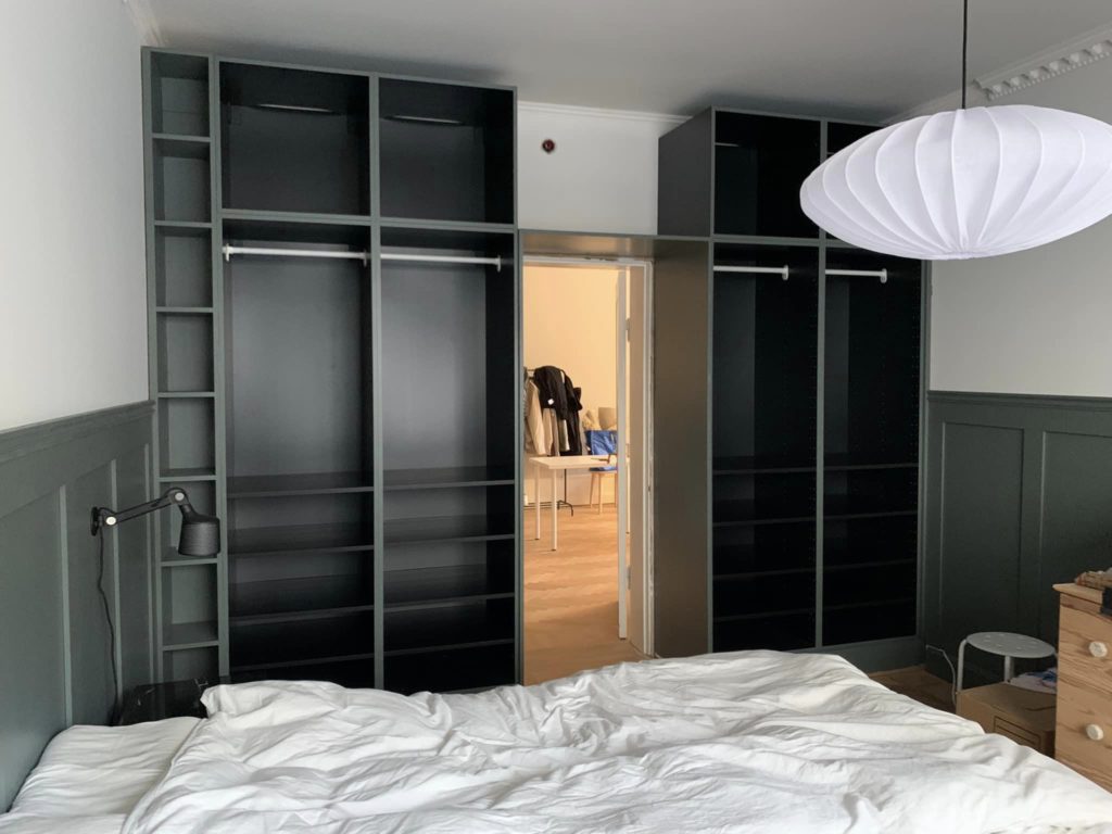 Platsbyggd garderob av IKEA-stommar - Trendenser